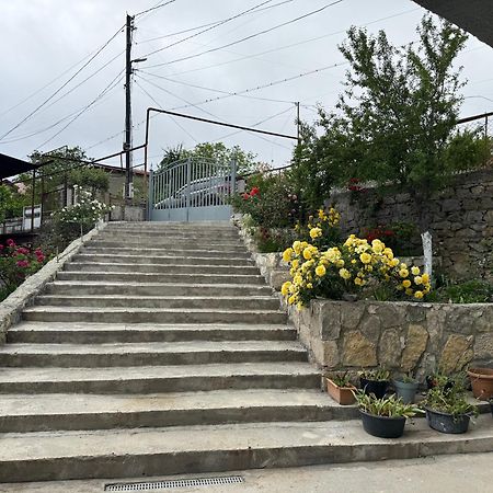 Guest House T&N Кутаиси Екстериор снимка