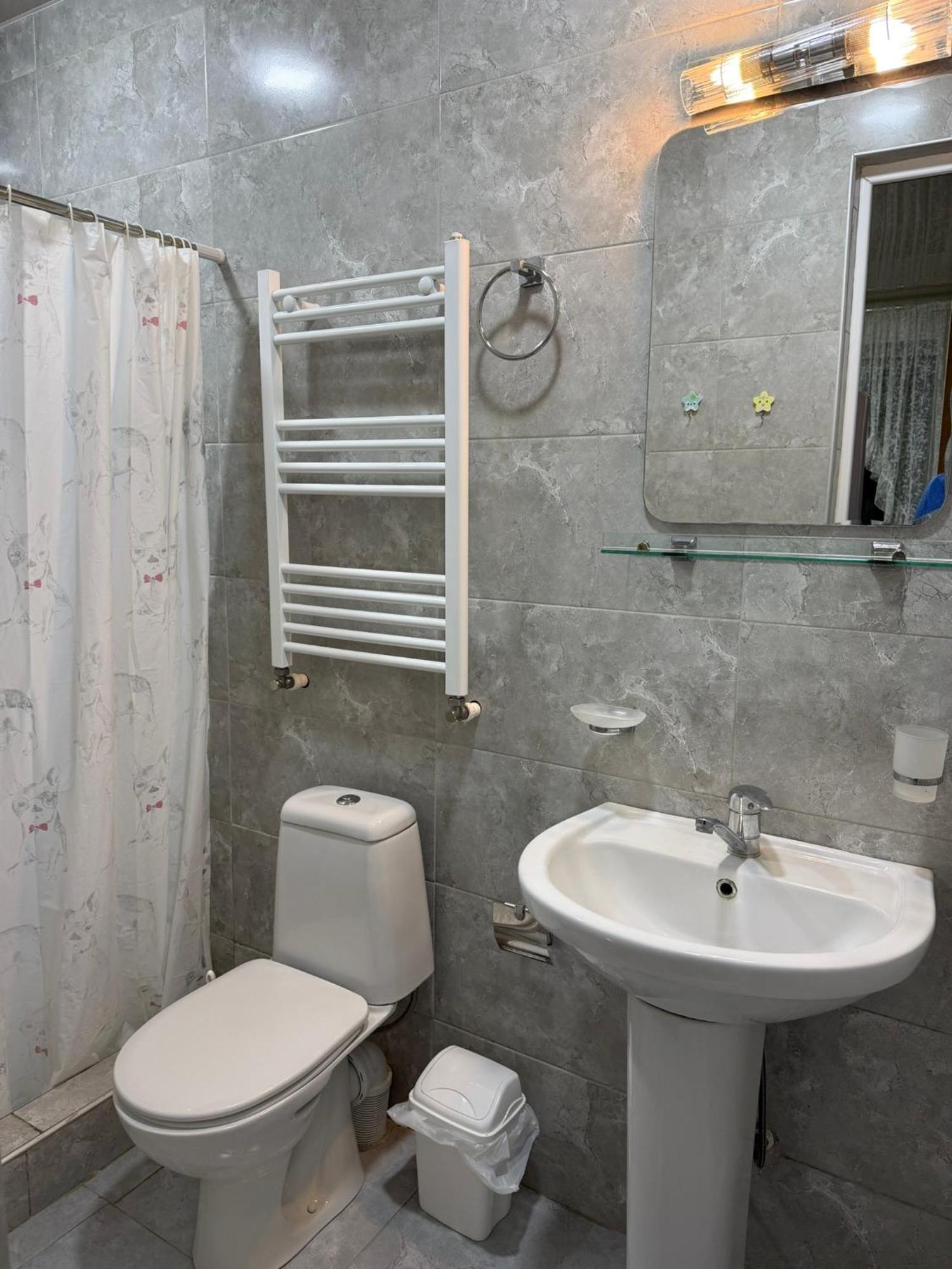 Guest House T&N Кутаиси Екстериор снимка