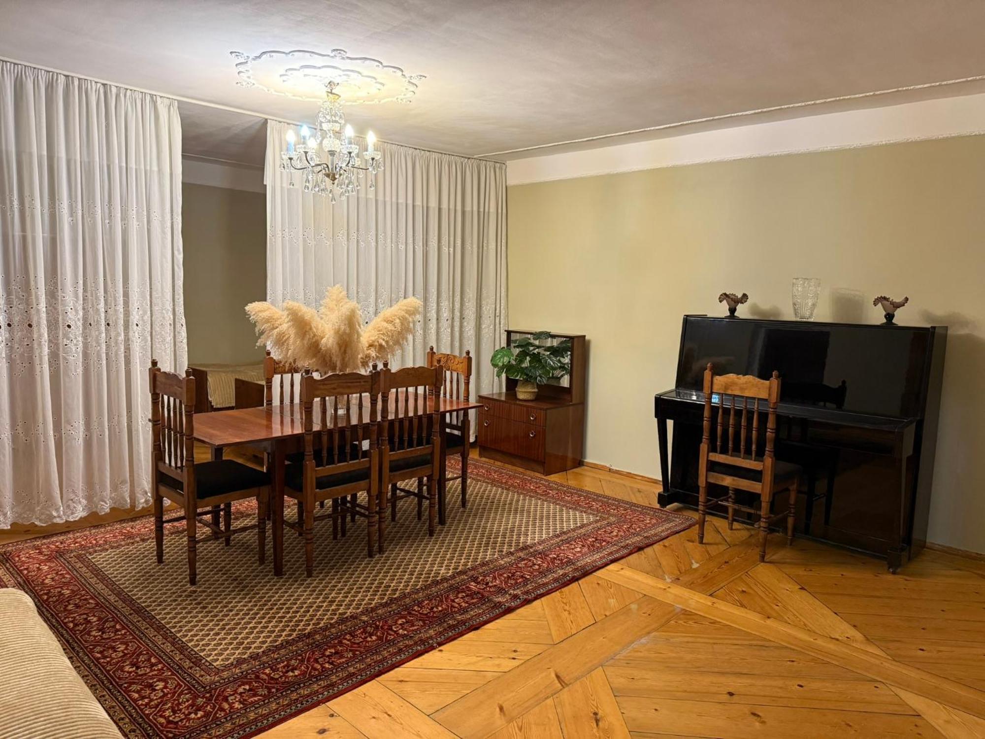 Guest House T&N Кутаиси Екстериор снимка