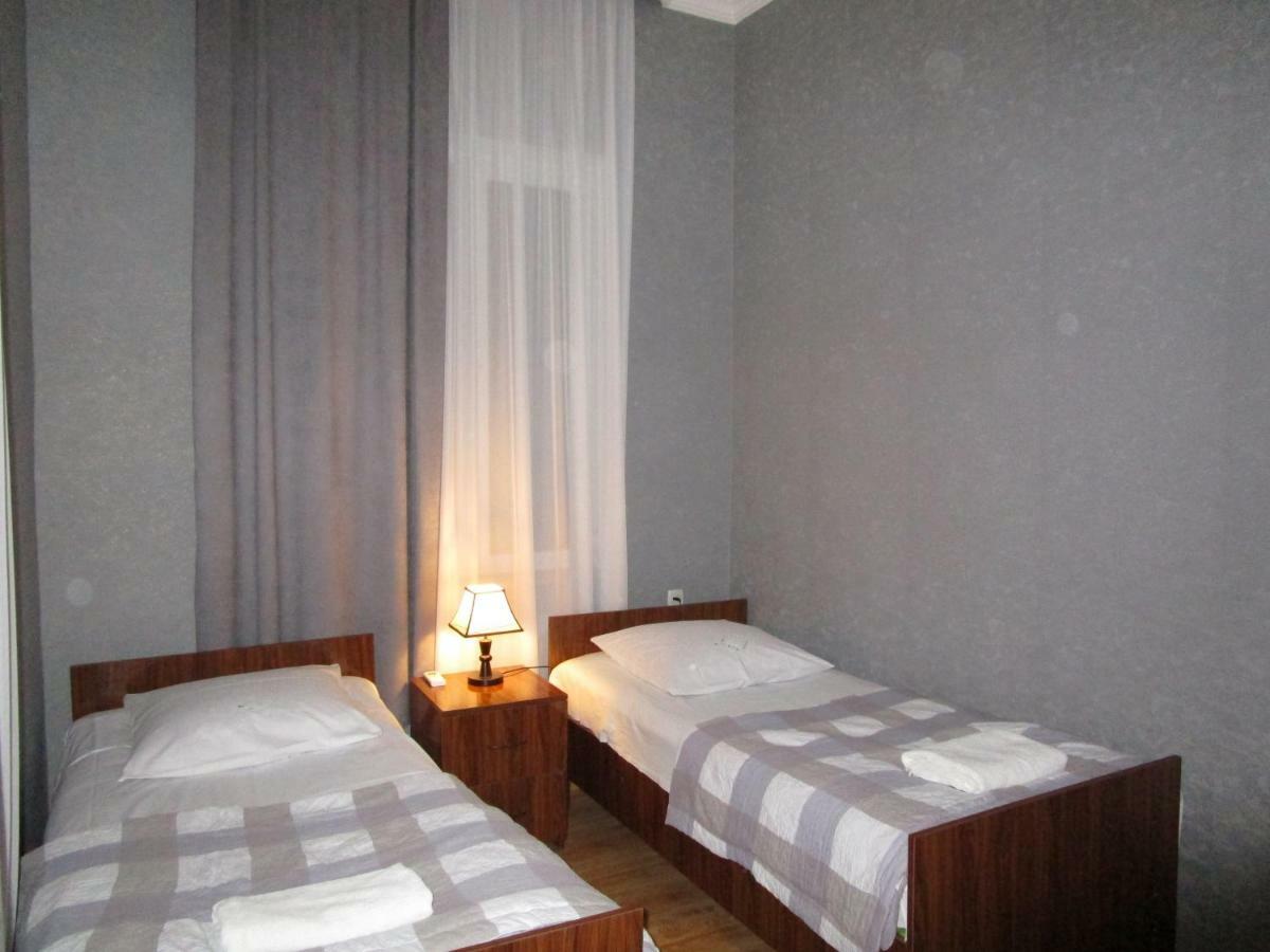 Guest House T&N Кутаиси Екстериор снимка