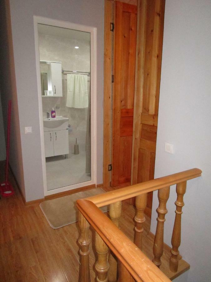 Guest House T&N Кутаиси Екстериор снимка